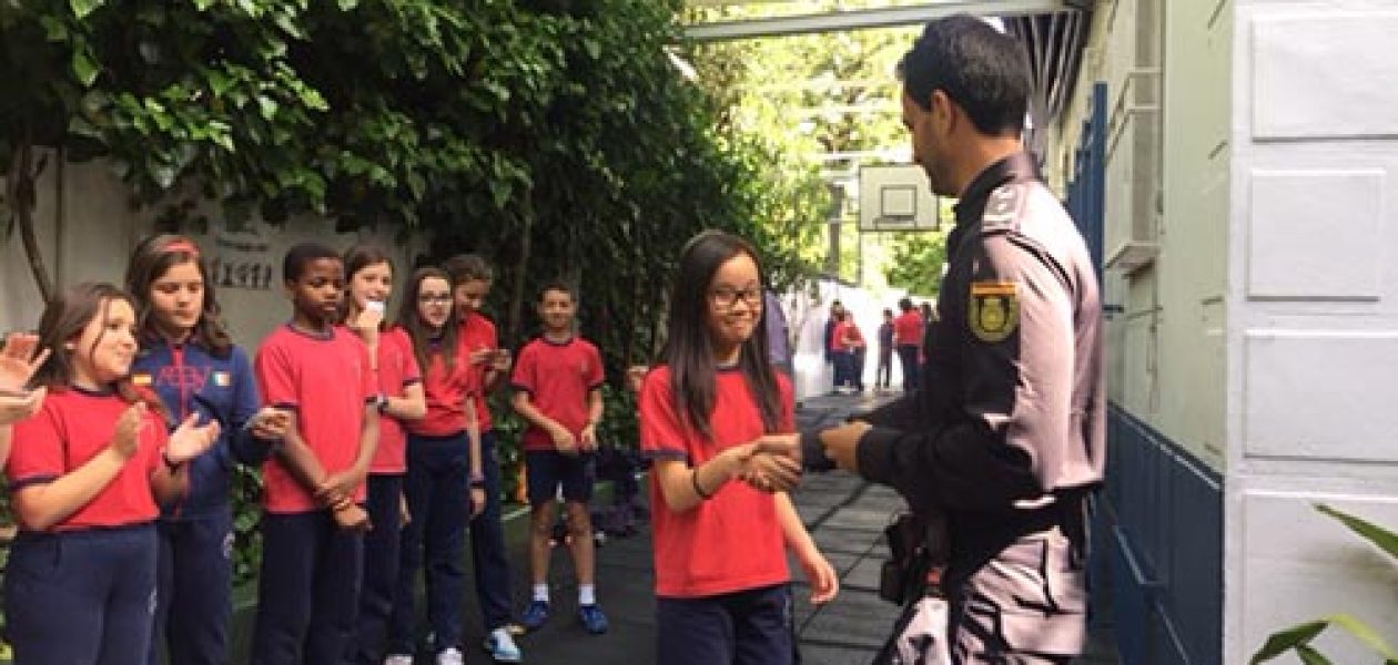 La Policía entrega a los alumnos de 6º el carnet de ciberexpert@